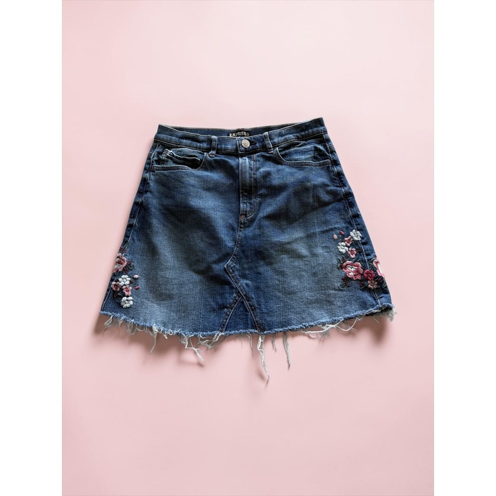 Express Floral Embroidered Denim Mini Skirt Dark Wash Raw Hem Size 4